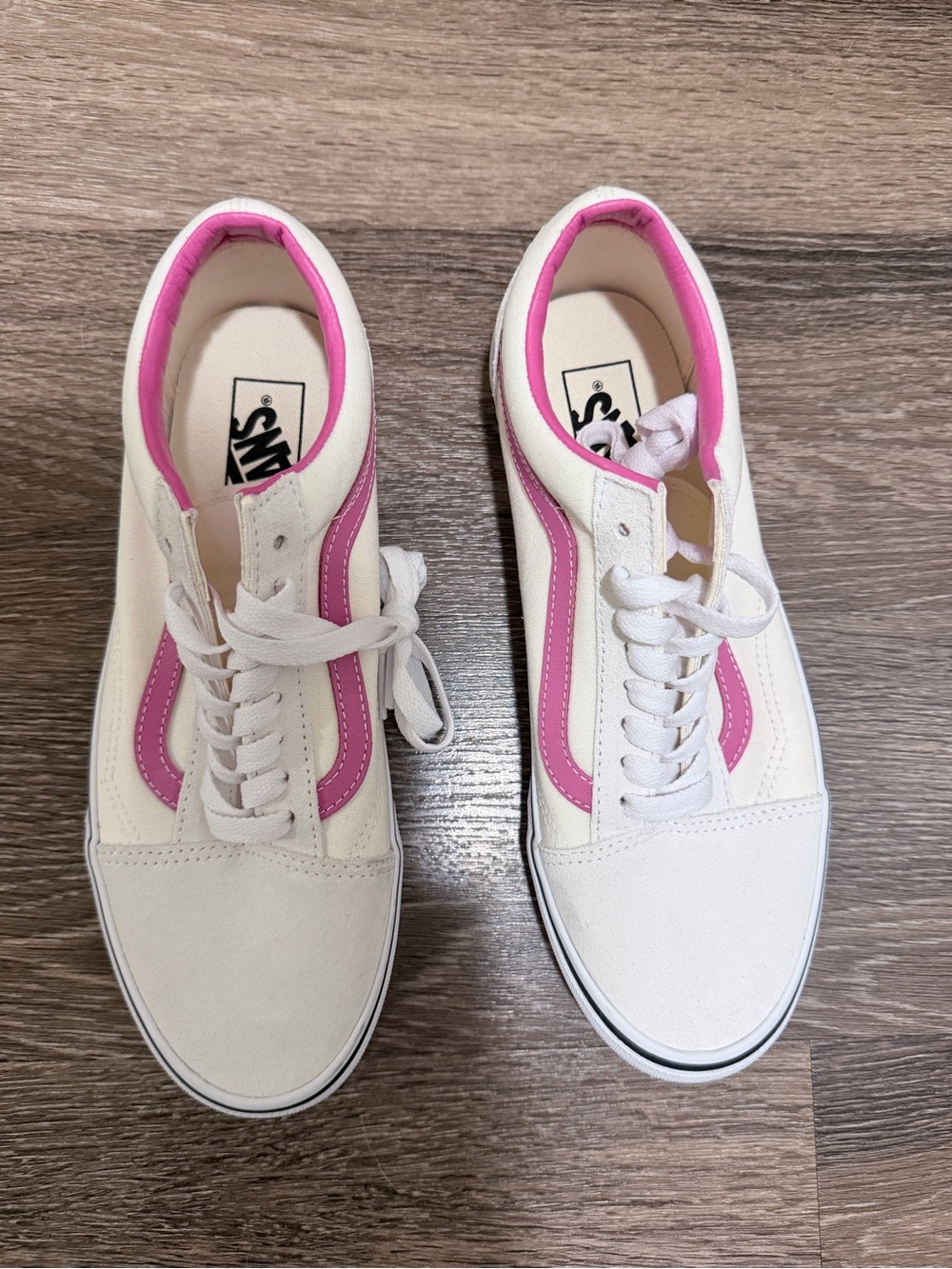 New in box Vans Women's White Sneakers with Pink Side Stripe size 10